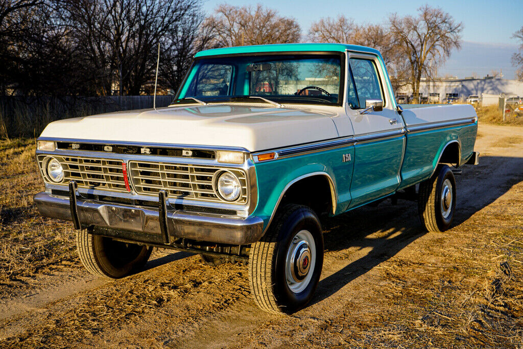 1973 Ford F-250 Turquoise & White 4x4